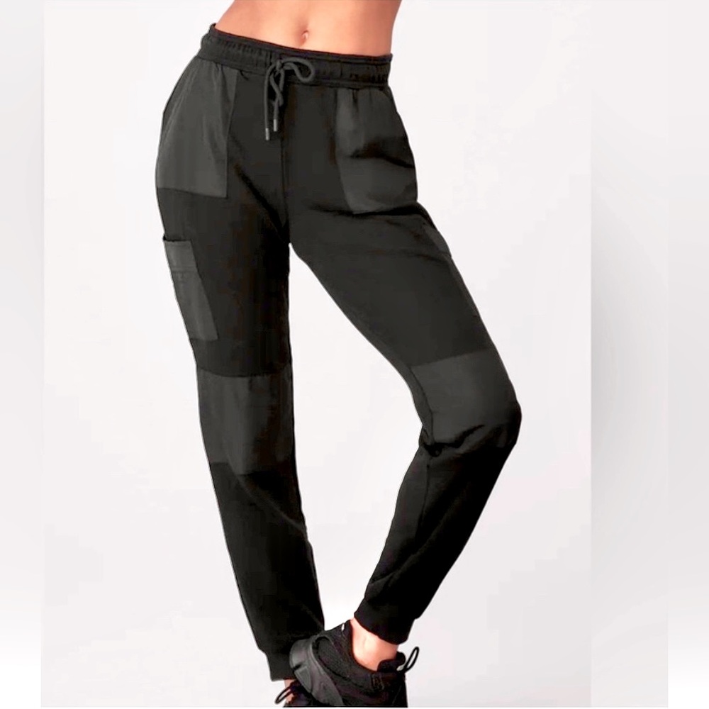 NEW Alo Yoga Cargo Sweatpants Baggy Jogger could easily fit a small. Thick, Warm